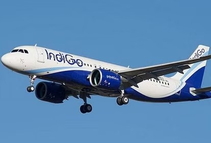 सिगरेट की तलब ऐसी की उड़ती हवाई जहाज में करने लगा स्मोकिंग,पहुंचा जेल