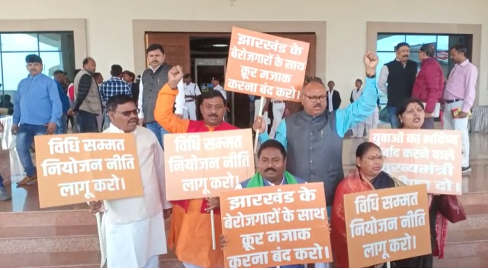 भाजपा का आरोप : युवाओं को रोजगार देने में विफल सरकार, अब छात्रों के आंदोलन को कुचलने की कोशिश