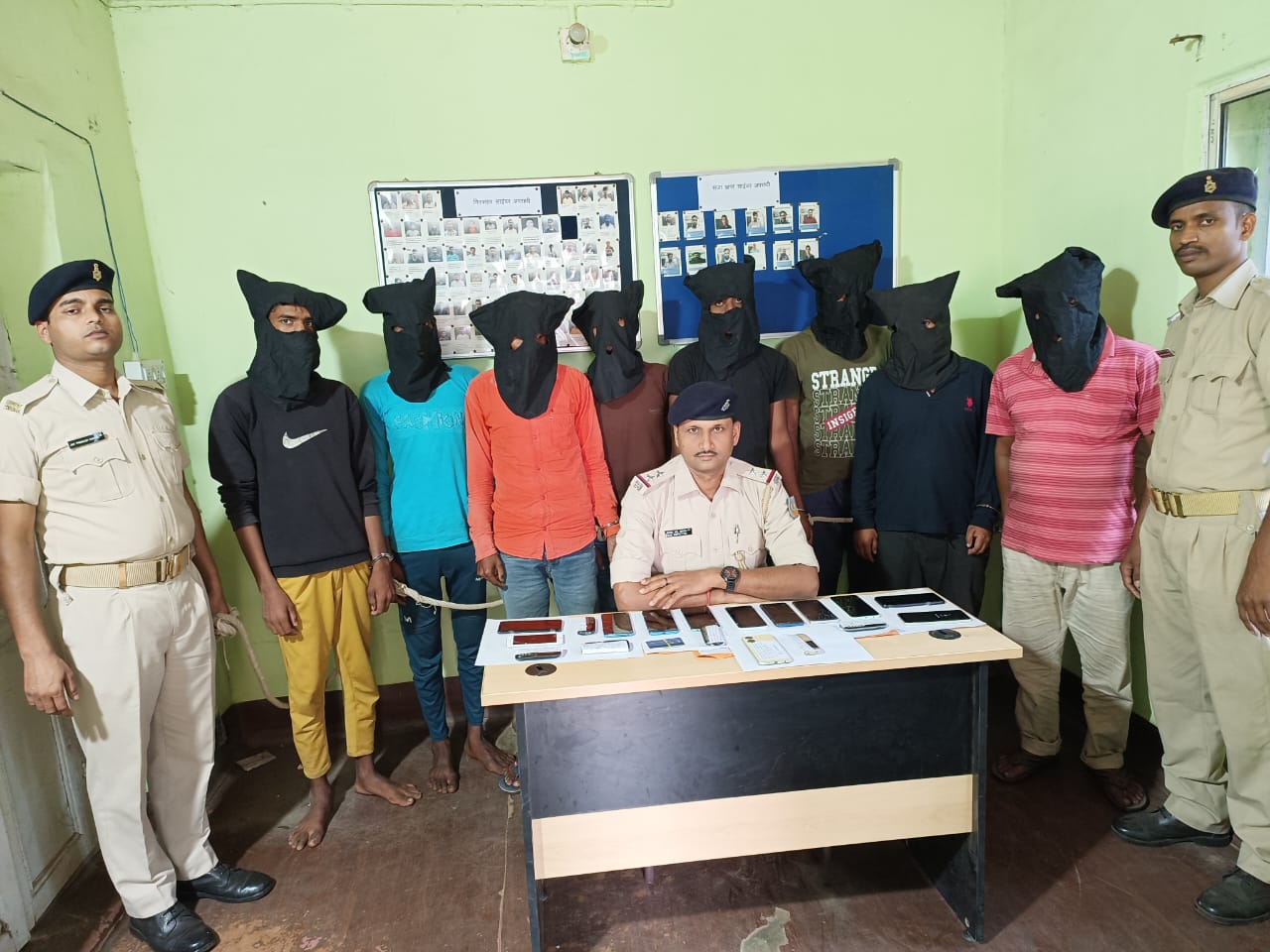 फर्जी बैंक अधिकारी बनकर लोगों से करते थे ठगी, 8 शातिर साइबर अपराधियों को पुलिस ने दबोचा 