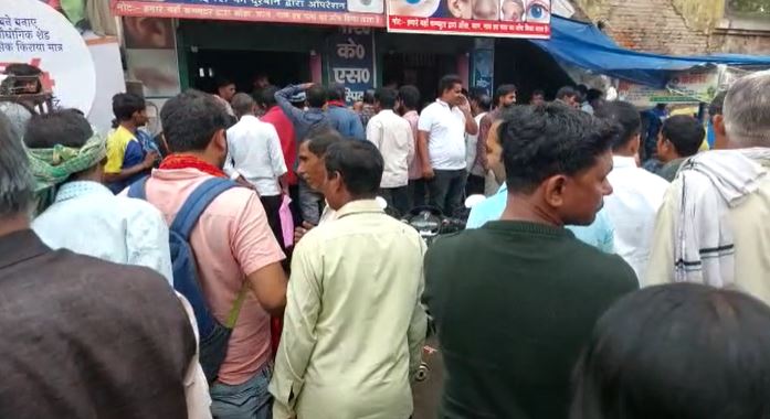 जहानाबाद में कंपाउंडर पर महिला ने लगाया छेड़खानी का आरोप, अस्पताल के पास जमकर हंगामा