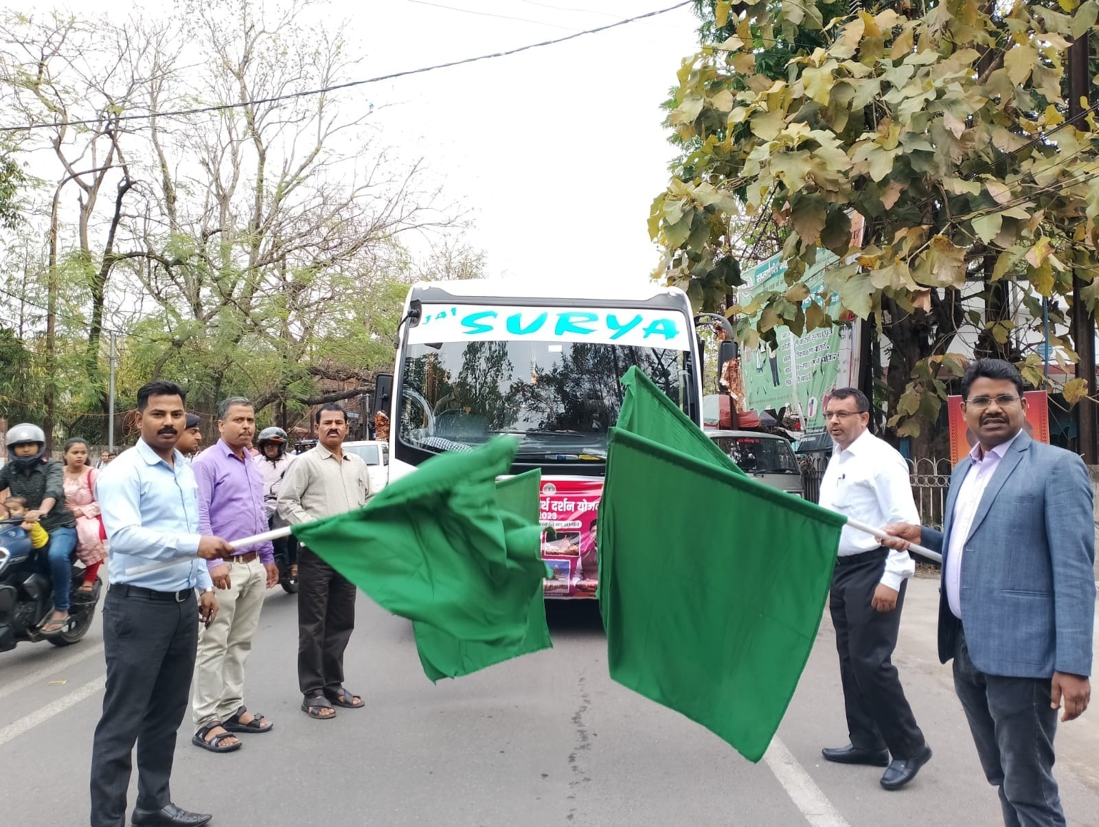 मुख्यमंत्री तीर्थ दर्शन योजना के लिए धनबाद से रवाना हुए 81 यात्री, जानिए कहां से पकड़ेंगे ट्रेन