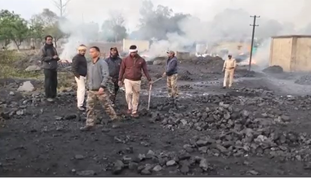 बोकारो : कोयला चोरी का नहीं रुक रहा सिलसिला, अधिकारियों की मुस्तैदी के बावजूद रेलवे साइडिंग से धड़ल्ले से हो रही चोरी 