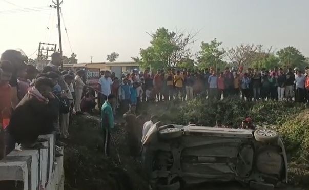 बगहा में शराब से लदी कार पलटी, लोगों में मची लूट की होड़