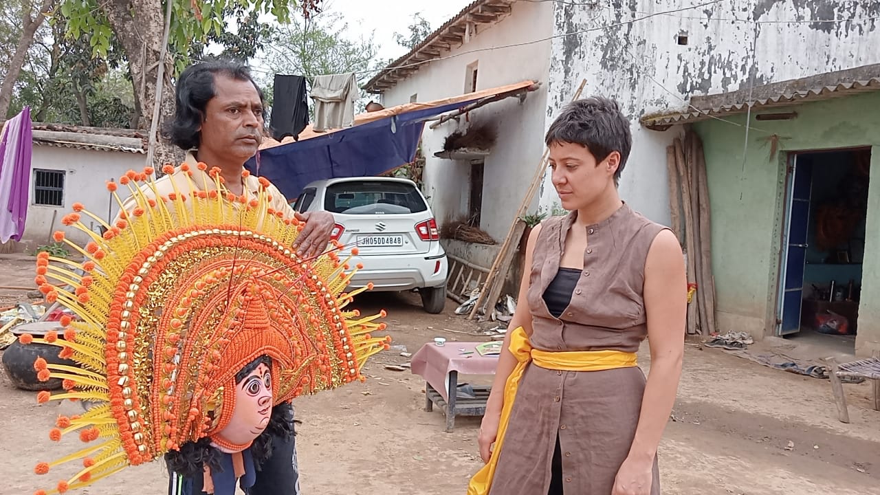 इटली की महिला भारत आकार सीख रही है छऊ नृत्य, लोगों ने कहा वाकई देश बदल रहा है 