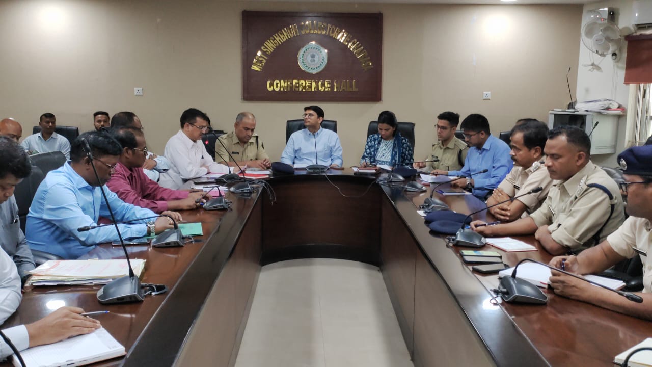 चाईबासा में रामनवमी और सरहूल को लेकर उपायुक्त व पुलिस कप्तान की संयुक्त बैठक, डीजे और भड़काऊ गानों पर पूर्ण रोक का फैसला