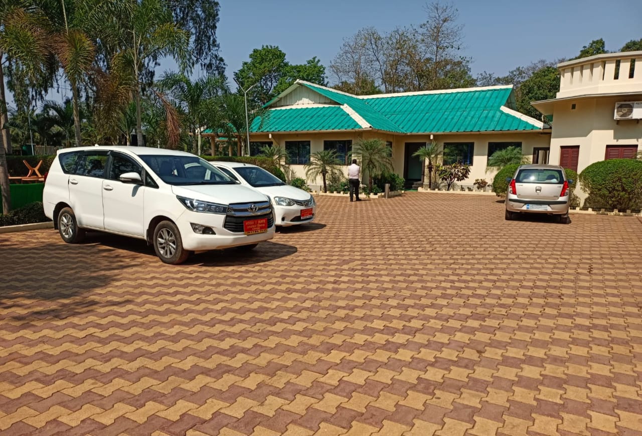 शराब कारोबारी योगेंद्र तिवारी के ठिकानों पर IT जांच, खंगाले जा रहे यहां दस्तावेज 