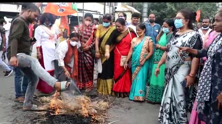 छात्र संगठनों में दिखा गुस्सा ,एसडीएम का पुतला फूंक कर किया प्रदर्शन