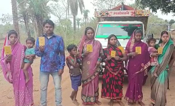दुमका: आधार अपडेट के बहाने नहीं मिल रहा पहाड़िया जाति को 1 साल से राशन, अधिकारियों के रवैया से हैं परेशान  