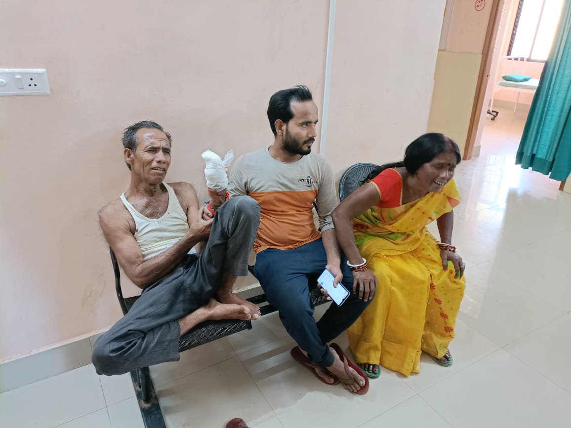 दुमका : जमीनी विवाद में दो पक्षों के बीच मारपीट में चली गोली, एक घायल 