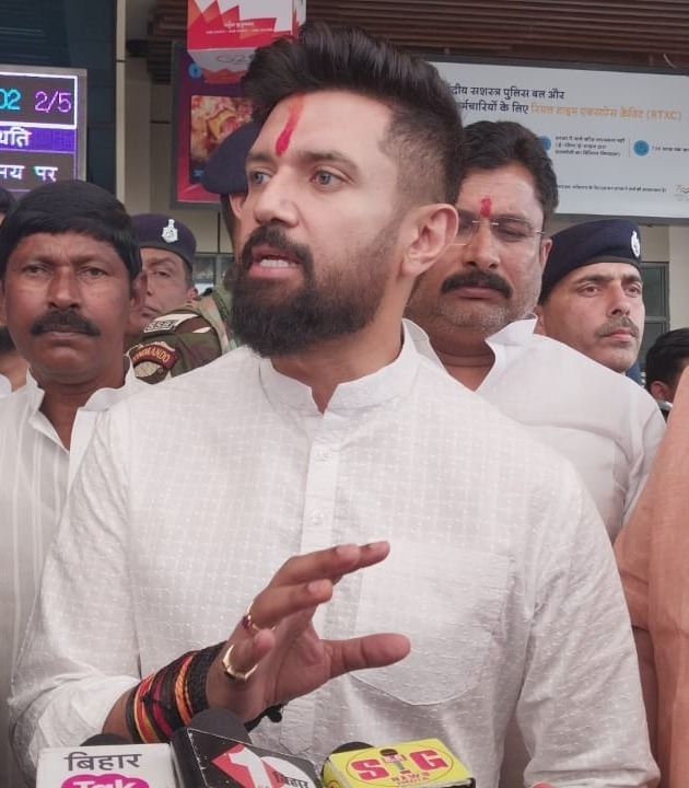 चिराग पासवान का चाचा भतीजा पर कटाक्ष , कहा- नहीं बनना है पीएम और सीएम तो महागठबंधन में दरारें क्यों?