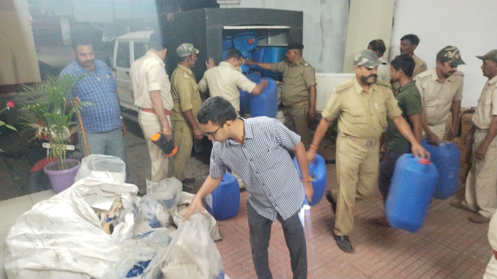 देवघर में नकली शराब फैक्ट्री का उद्भेदन, भारी मात्रा में अवैध शराब बरामद, एक गिरफ्तार 