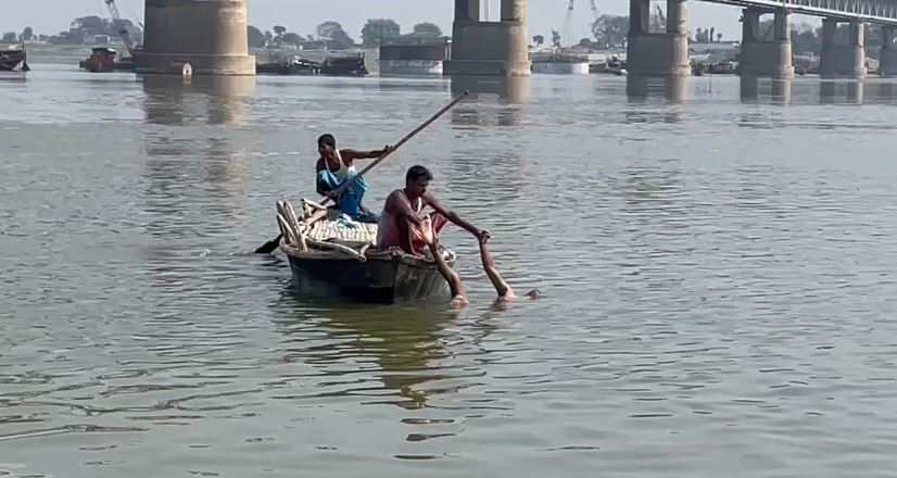 मोकामा: गंगा स्नान के दौरान डूबने से किशोर की मौत, परिजनों का रो-रो कर बुरा हाल 