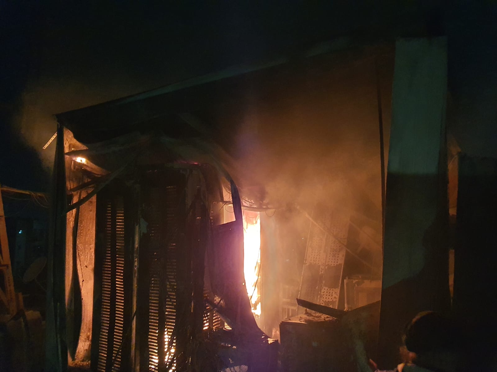 धनबाद के मंगलम अपार्टमेंट में देर रात भड़की आग,जानिए दमकल कर्मियों ने जान पर खेल कैसे बचाई लोगों की जान