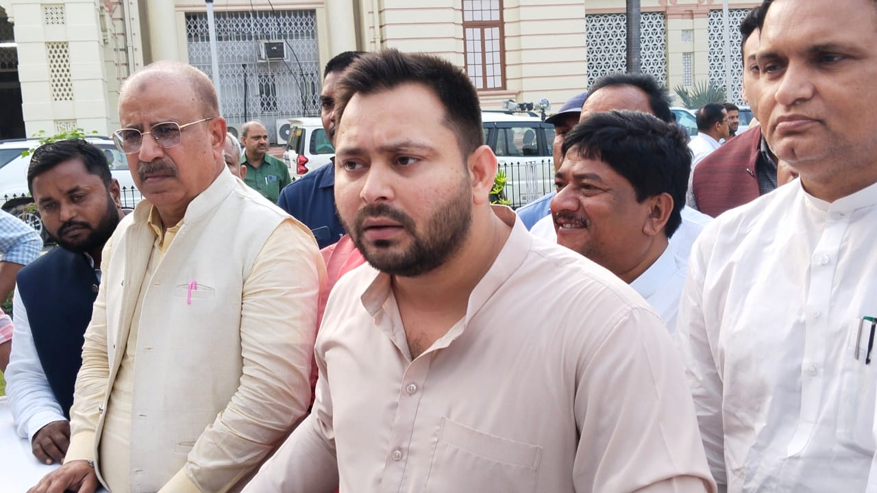 डिप्टी सीएम तेजस्वी यादव पहुंचे सीबीआई कार्यालय, लैंड फॉर जॉब मामले में हो रही है पूछताछ