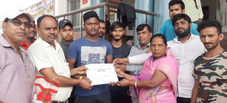 राज्य कुश्ती प्रतियोगिता में सिल्वर मेडल जीत कर विक्की ने जिले का नाम किया रौशन