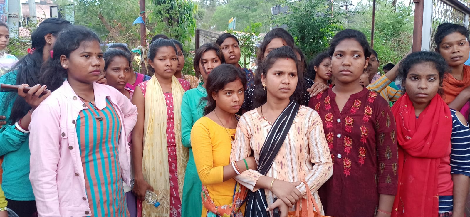 दुमका में कौशल विकास योजना का हाल बेहाल, प्रशिक्षण प्राप्त कर रही छात्राओं को नहीं मिल रहा भोजन पानी 