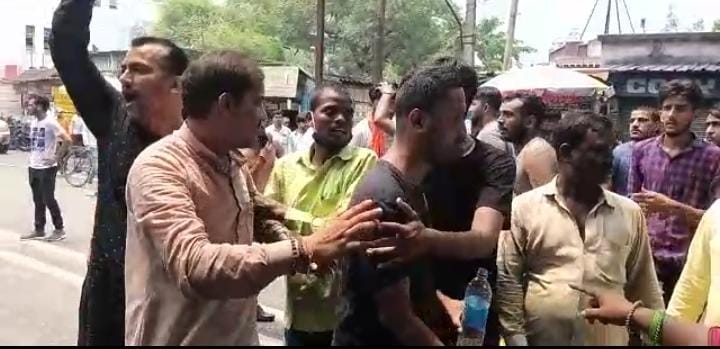 धनबाद में प्रदर्शनकारी छात्रों पर दूसरे दिन भी जमकर बरसी लाठियां