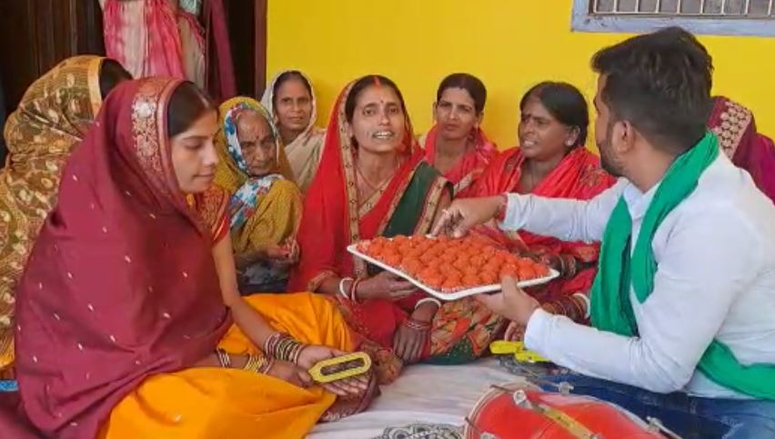 डिप्टी सीएम को हुई  बेटी तो कार्यकर्ताओं ने गांव में बांटा लड्डू, महिलाओं ने गाया शोहर