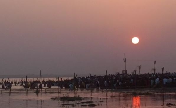 उदयमान भास्कर की पूजा के साथ चैती छठ का समापन, घाटों पर उमड़ा सैलाब  