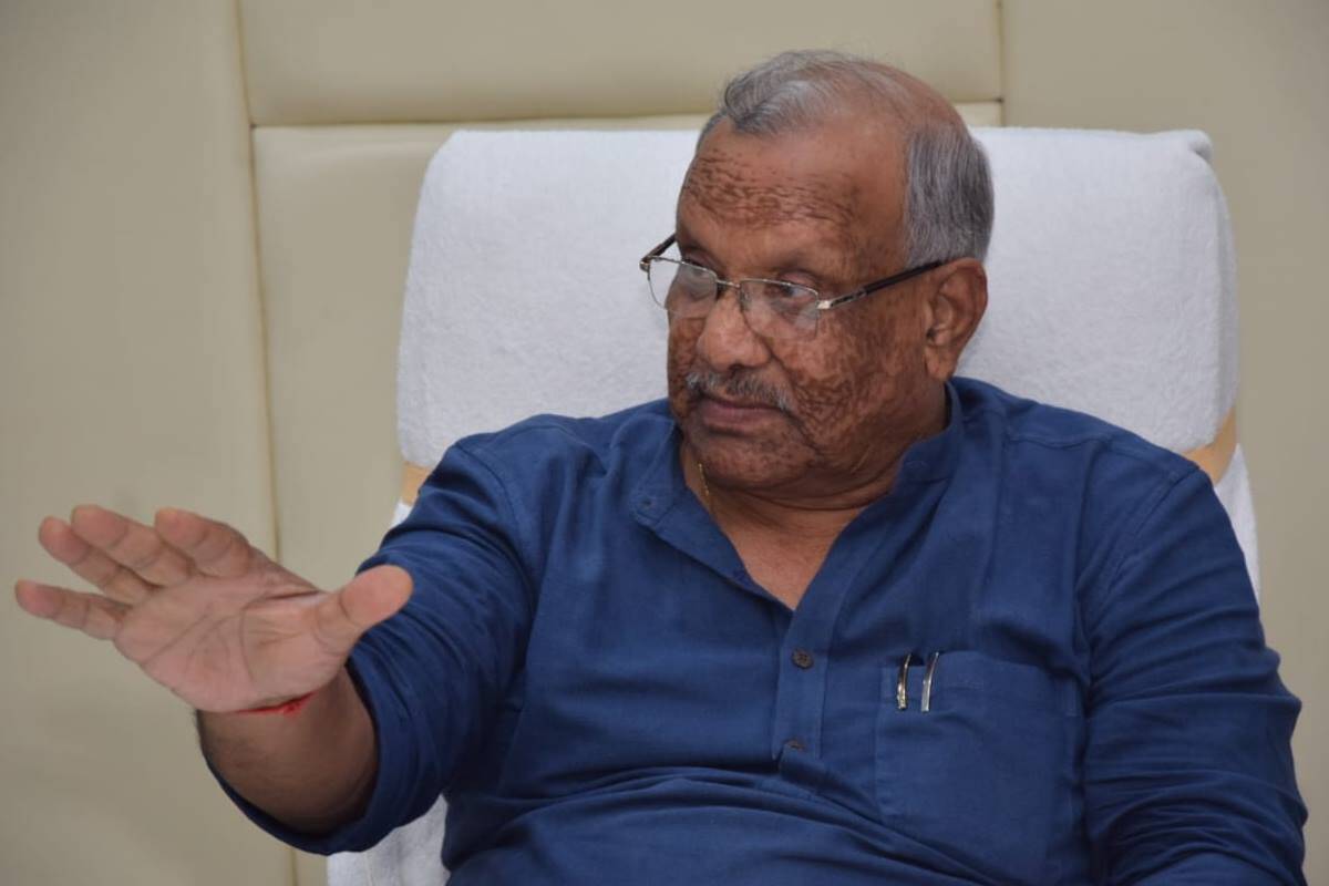 बिहार के उपमुख्यमंत्री मंच पर धड़ाम से गिरे, देखिए वीडियो