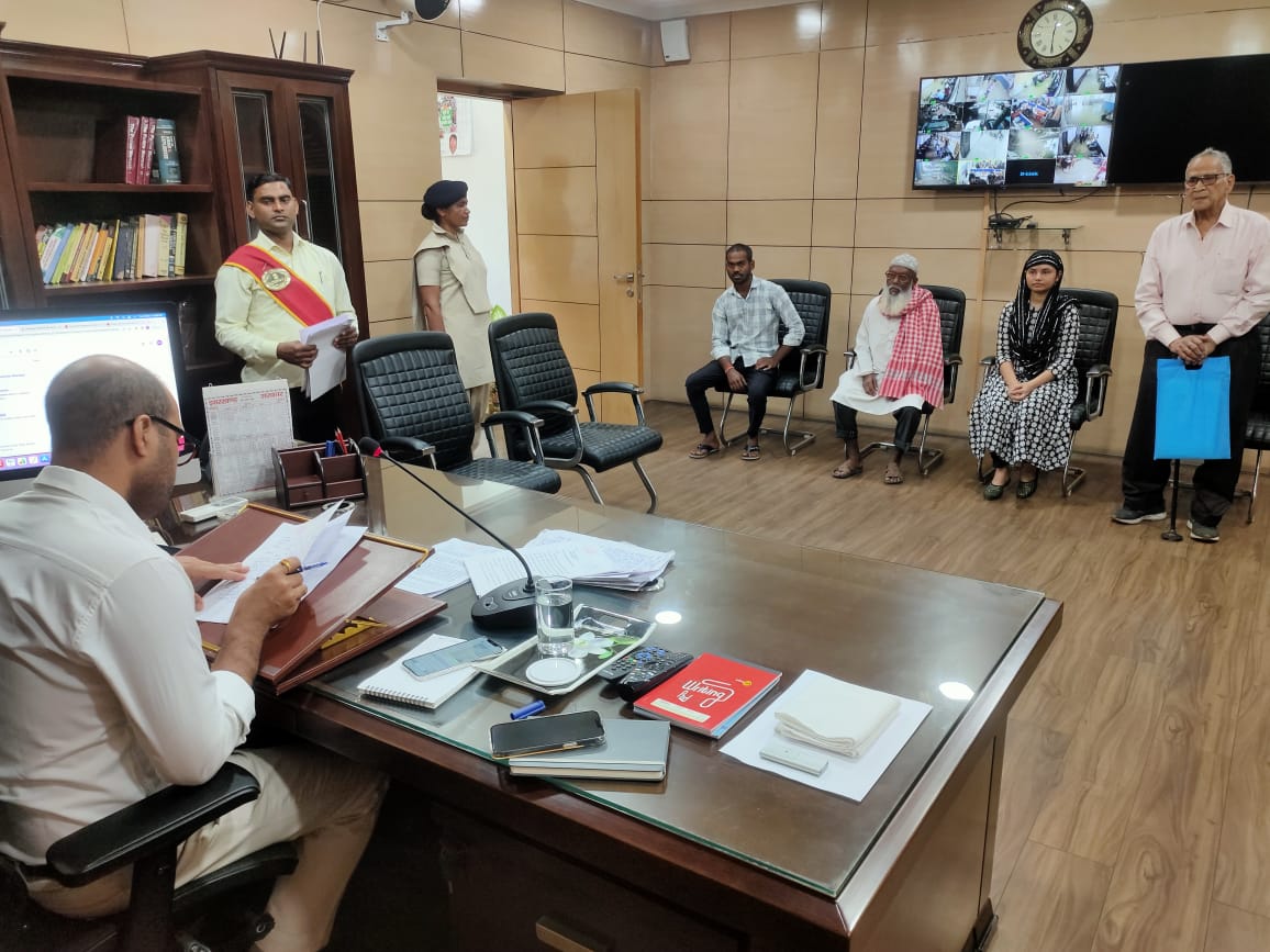 सरायढेला के दबंग जन वितरण दुकानदार देते है कम राशन ,वसूलते है अधिक राशि ,जानिए कहा की गई यह शिकायत