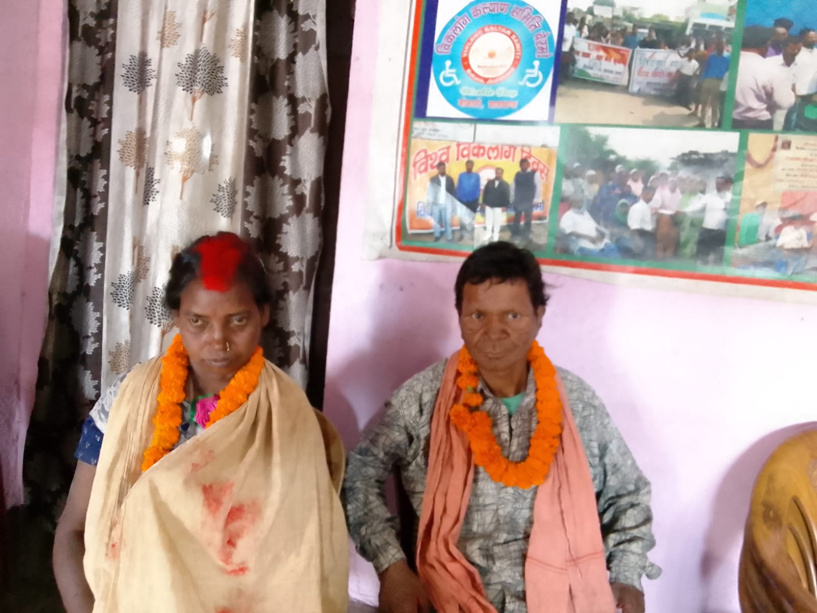 एक दूजे के हुए आनंद और शान्ति, बीडीओ ऑफिस कार्यालय में दिव्यांग प्रेमी युगल ने रचाया विवाह, जीने मरने की खाई कसमें