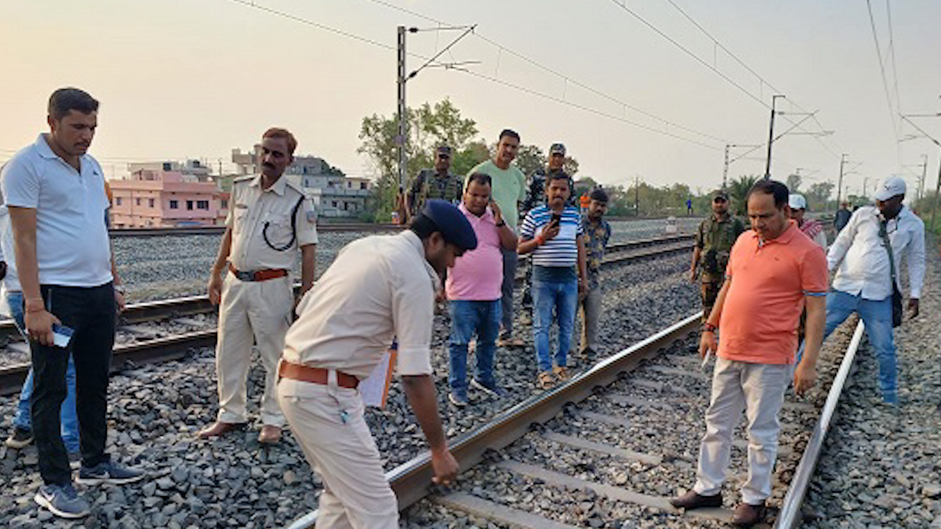 महिला तीन बच्चों के साथ रेलवे ट्रैक पर कूदी, दूध मुही बच्चे समेत चार की मौके पर मौत, पुलिस जांच में जुटी