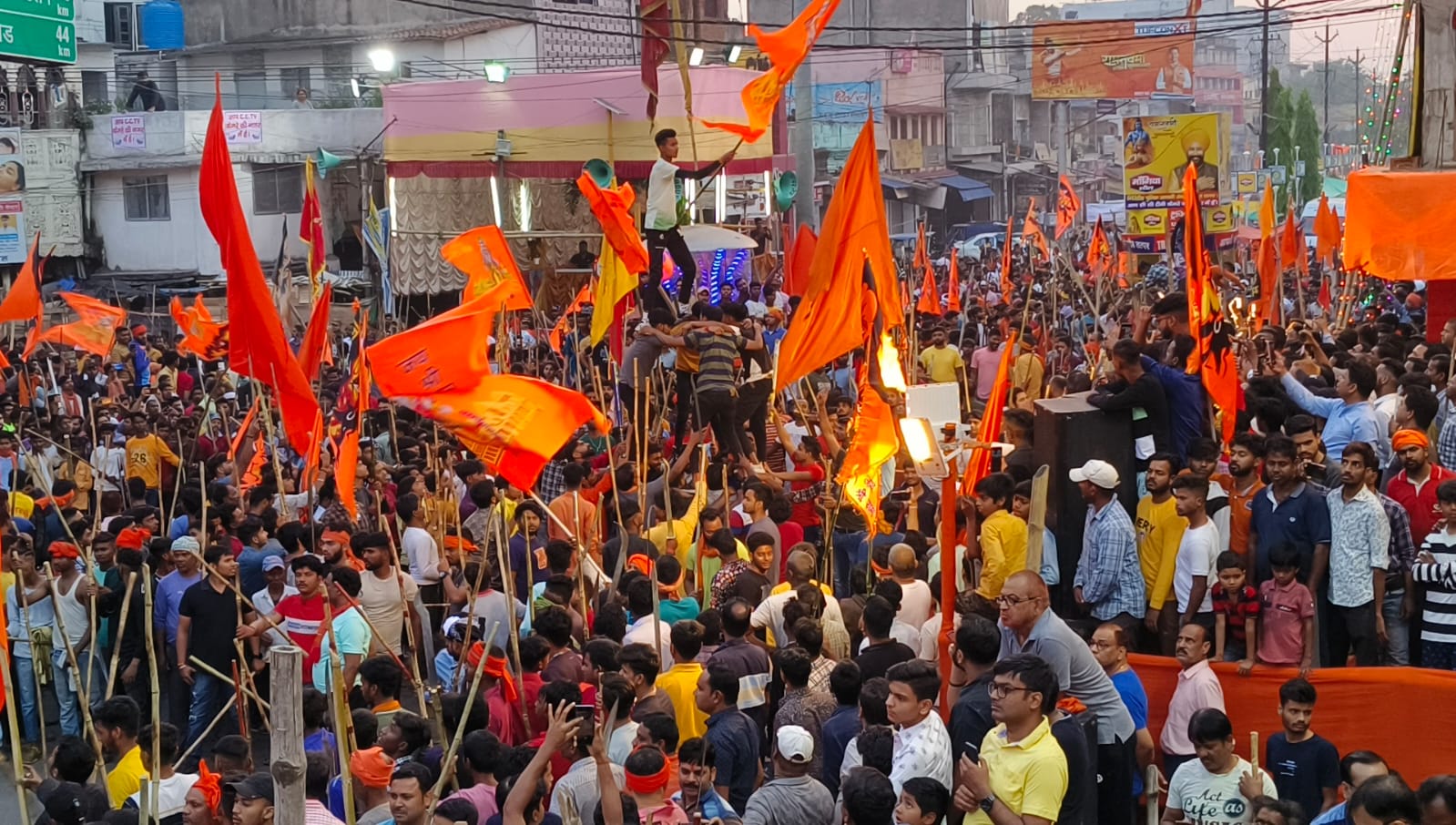 महापर्व रामनवमी पर जय श्री राम के जयकारे से गूंजा गिरिडीह, सड़कों पर उमड़ा रामभक्तों का जनसैलाब