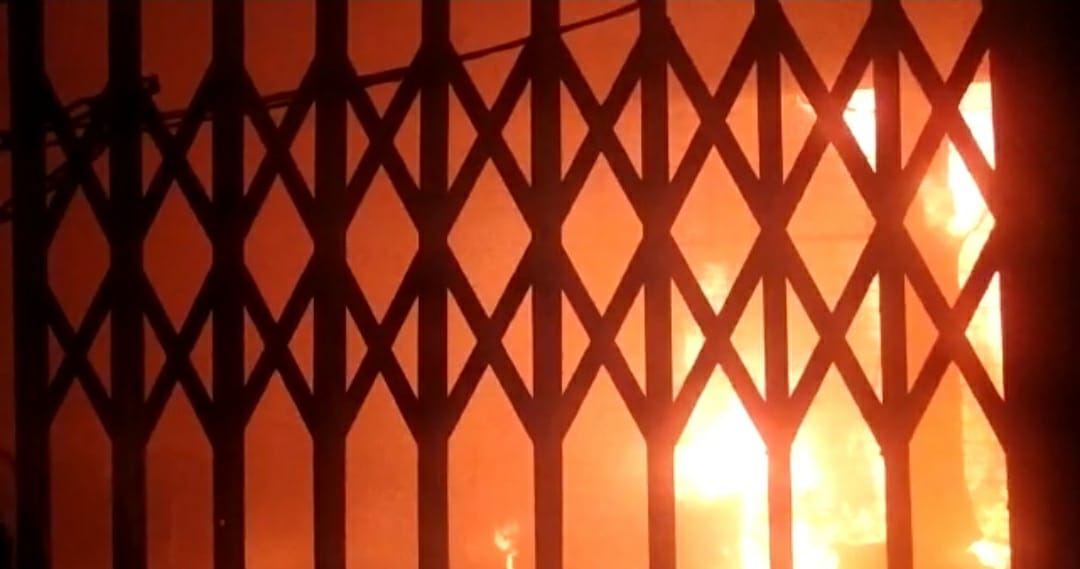 बैंक में आग लगने से लाखों का नुकसान, कैश और उपकरण जल कर खाक