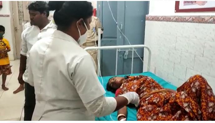 बिजली के तार से टच हुआ महावीरी झंडा, करंट लगने से एक महिला झुलसी  