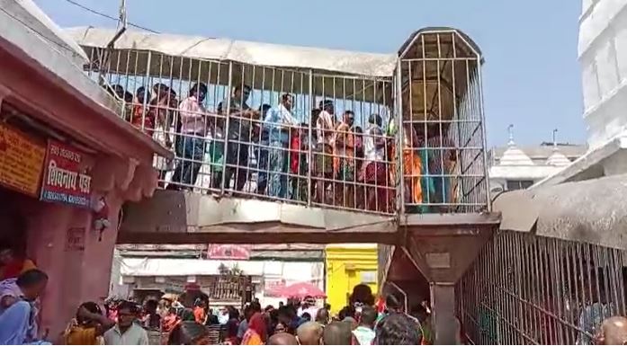 बाबा मंदिर में श्रीराम भक्त हनुमान की पूजा के लिए उमड़ी श्रद्धालुओं की भीड़, लोगों में उत्साह