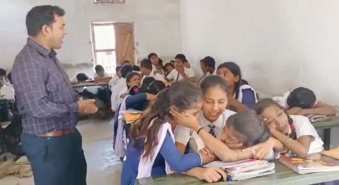 आठवीं कक्षा उत्तीर्ण होने पर फूट-फूट कर रो पड़े छात्र-छात्राएं, शिक्षक भी हुए इमोशनल, वीडियो वायरल