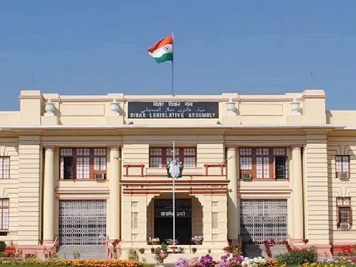 बिहार विधान परिषद की 5 सीटों पर मतदान जारी, 48 प्रत्याशियों के भाग्य का होगा फैसला