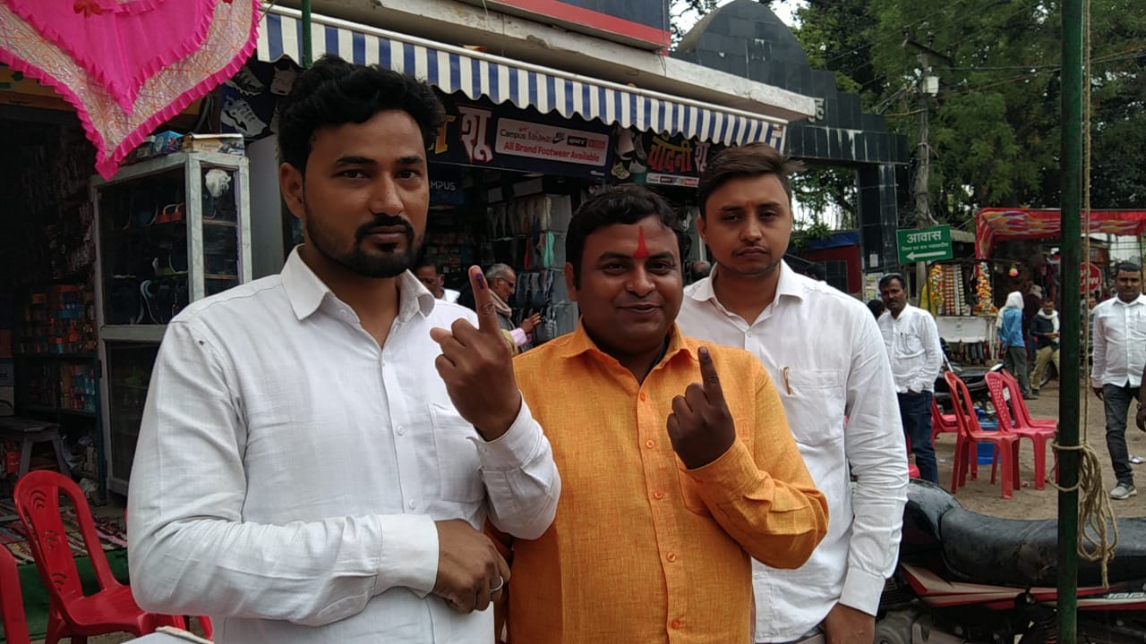 शिक्षक एमएलसी चुनाव : कड़ी सुरक्षा के बीच हो रहा मतदान,वोटरों में उत्साह 