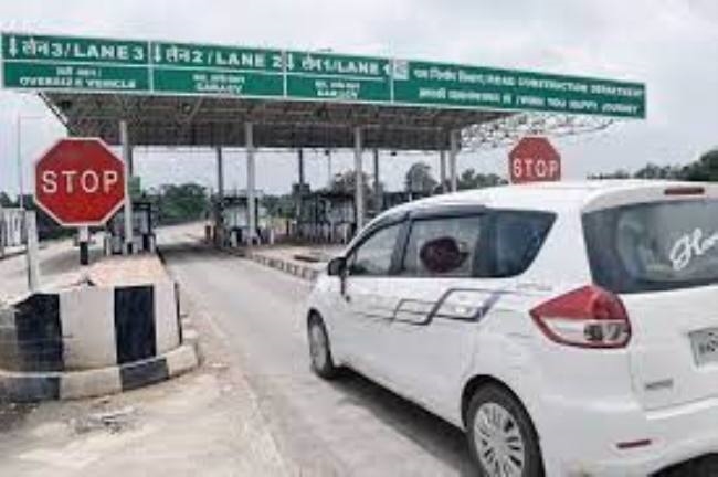 नये वित्तीय वर्ष में टोल प्लाजा से गुजरना हुआ मंहगा, जानिए आपकी जेब से अब कितना कटेगा पैसा