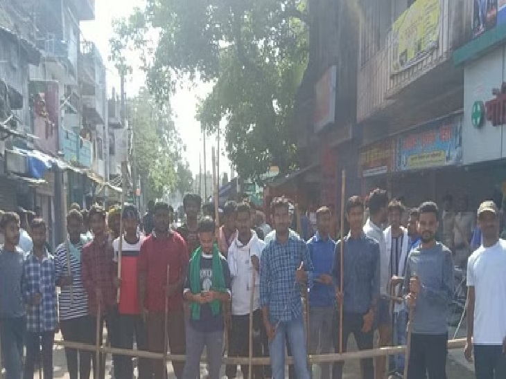 नयी नियोजन नीति के विरोध में संताल में छात्रों का बवाल, भारी संख्या में पुलिस बल की तैनाती, देखिये यह रिपोर्ट