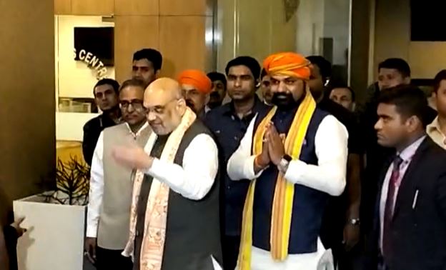 गृह मंत्री अमित शाह पहुंचे पटना, पार्टी नेताओं के साथ करेंगे बैठक