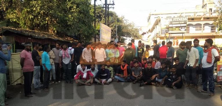 जमशेदुपर के बाद अब साहिबगंज में बवाल, हनुमानजी की मूर्ति को क्षतिग्रस्त करने के बाद आक्रोशित लोगों ने एनएच-80 किया जाम, देखिये यह रिपोर्ट