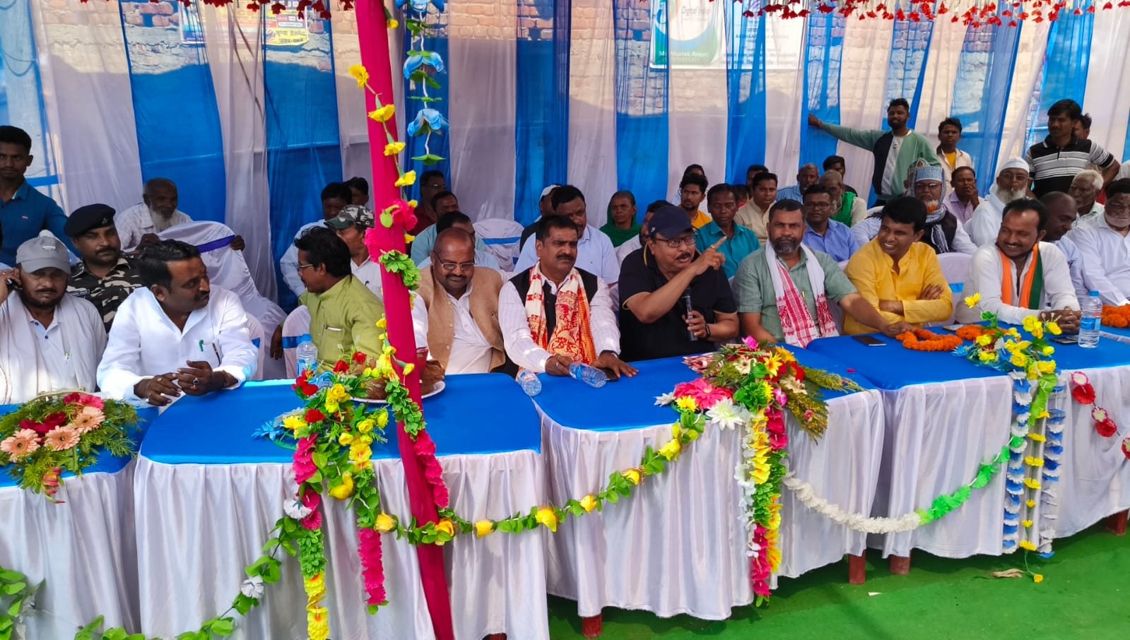 गांडेय विधायक ने किया 13 करोड़ के लागत से गिरिडीह के नरेंद्रपुर में सड़क निर्माण योजना का शिलान्यास