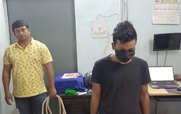 पश्चिम बंगाल में रामनवमी जुलूस में पिस्टल लहरा रहा था युवक, बंगाल पुलिस ने मुंगेर आकार दबोचा