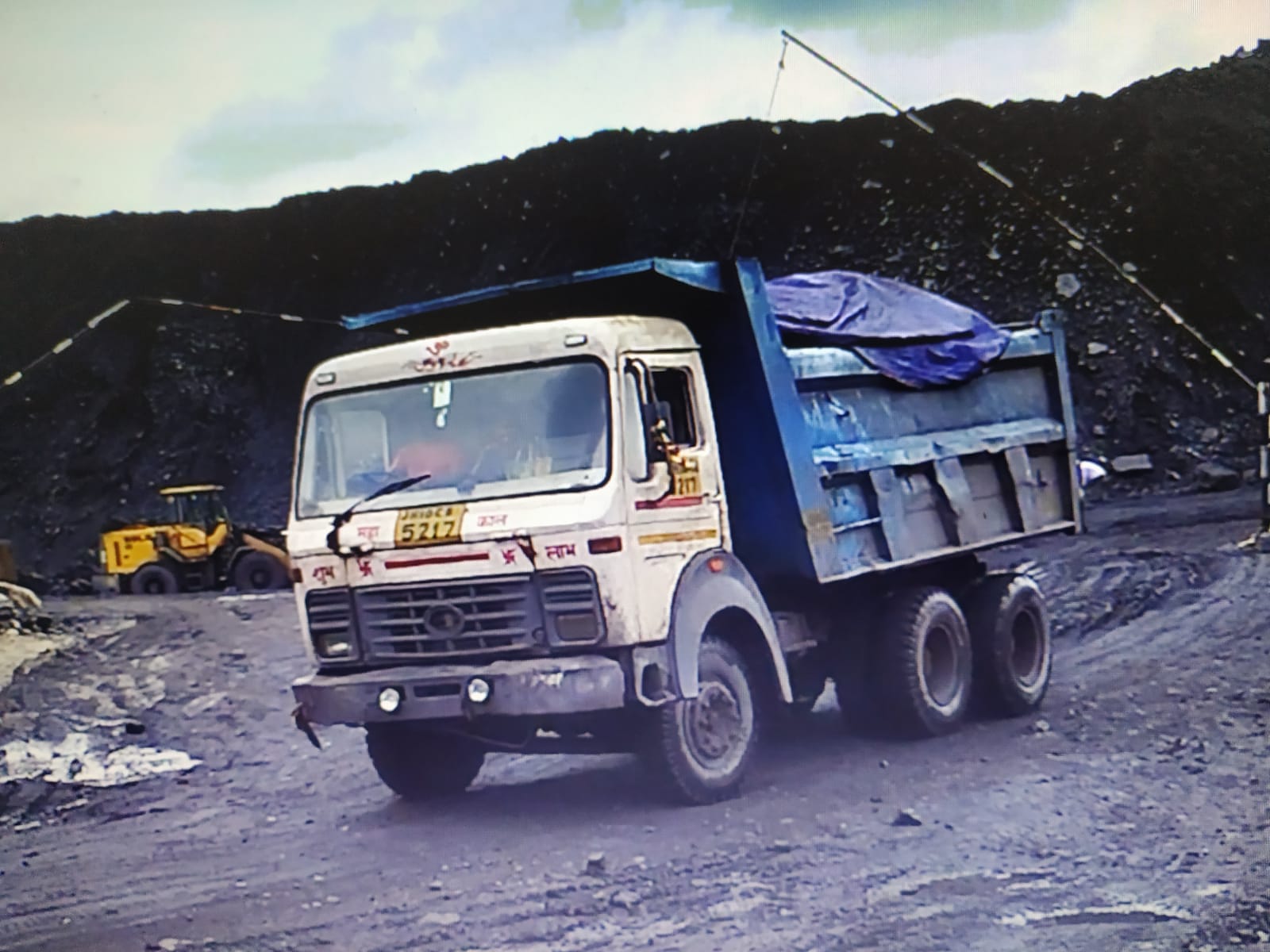 DHANBAD: परिवार का भाग्य अच्छा था, सड़क पर दैत्याकार, हाईवा से जानिए कैसे बचे तीन लोग