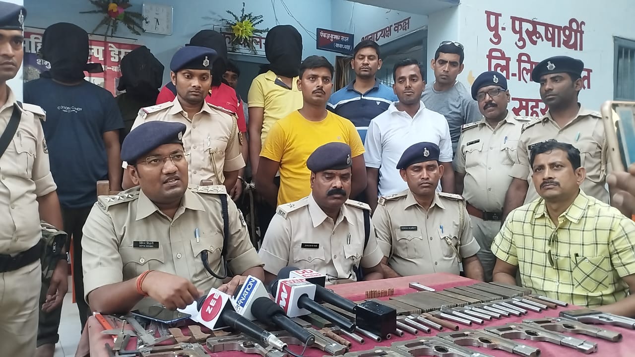 बांका : मिनी गन फैक्ट्री का उद्भेदन, 4 लोग गिरफ्तार, मुख्य आरोपी फरार    