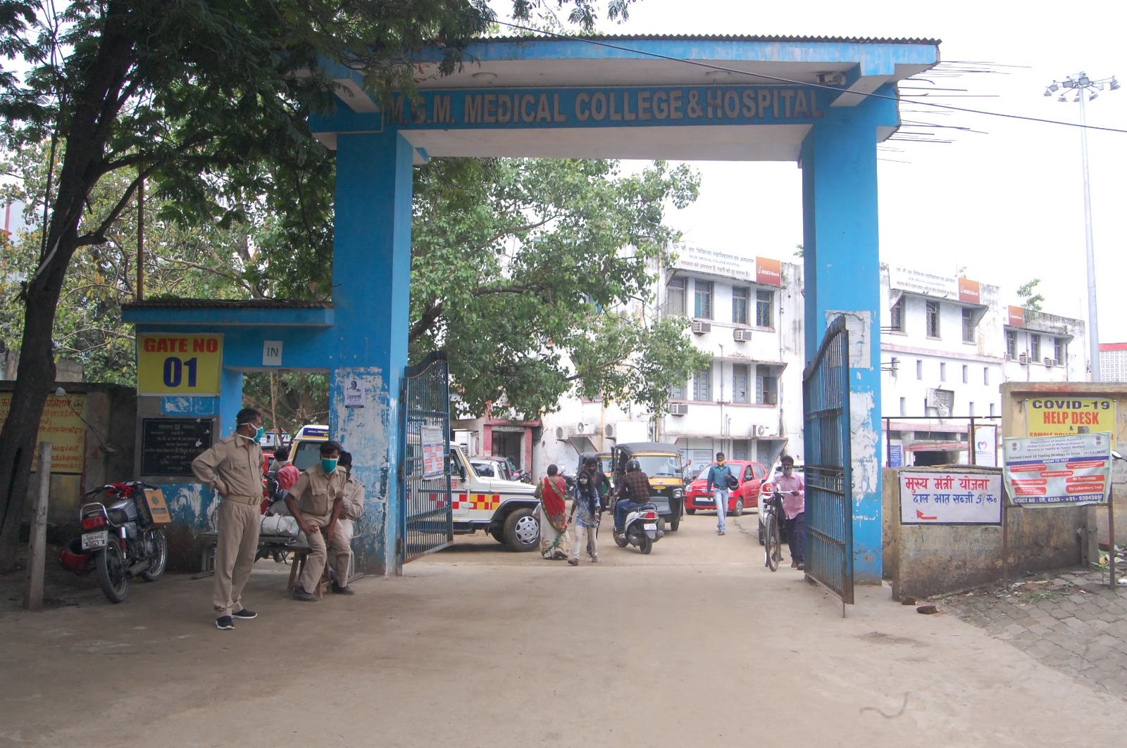 एमजीएम अस्पताल के एंबुलेंस पार्किंग में रखे शव को कुत्तों ने नोचा, अस्पताल प्रबंधन पर उठ रहे हैं कई सवाल, जानिए पूरा मामला