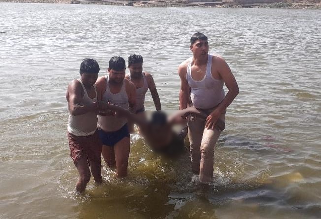नहाने के दौरान पोखर में डूबने से व्यक्ति की मौत, 4 घण्टे के बाद थाना प्रभारी ने शव को निकाला बाहर 