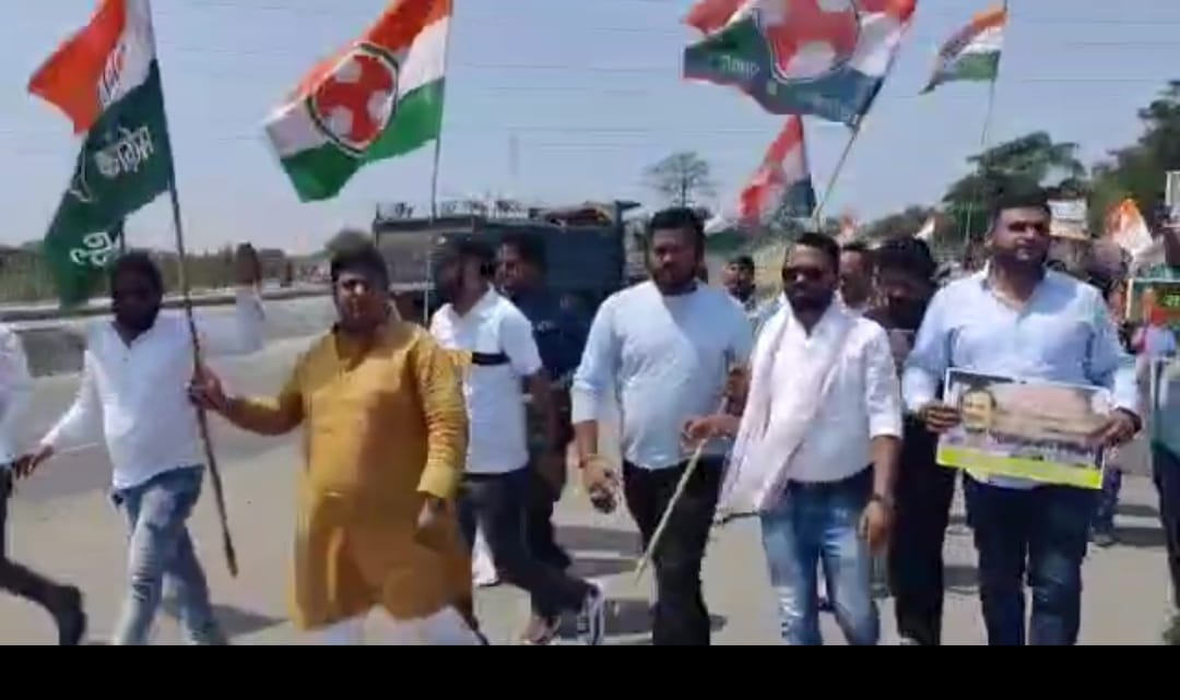धनबाद युवा कांग्रेस ने किया मैथन टोल प्लाजा को जाम ,कहा-नहीं थमेगा आंदोलन का सिलसिला 