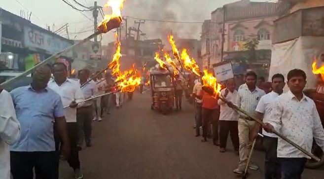 नए आरक्षण रोस्टर के विरोध में ओबीसी समाज ने निकाला मशाल जुलूस, कल काला बिल्ला लगाकर करेंगे शहर भ्रमण