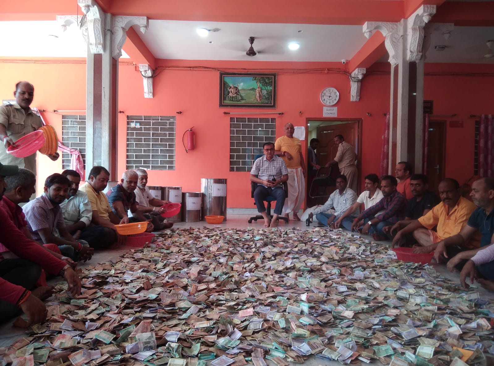 बाबा मंदिर के दानपात्र में विदेशी मुद्रा की संख्या बढ़ी, पिछले 38 दिनों में 11 लाख 41 हज़ार से अधिक की हुई आय