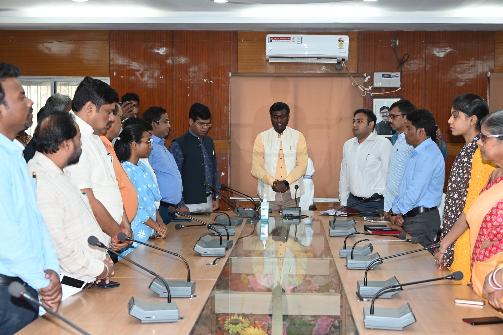 देवघर: शिक्षा मंत्री जगरनाथ महतो के निधन पर समाहरणालय में आयोजित की गई शोक सभा, डीसी सहित कई पदाधिकारी रहे मौजूद