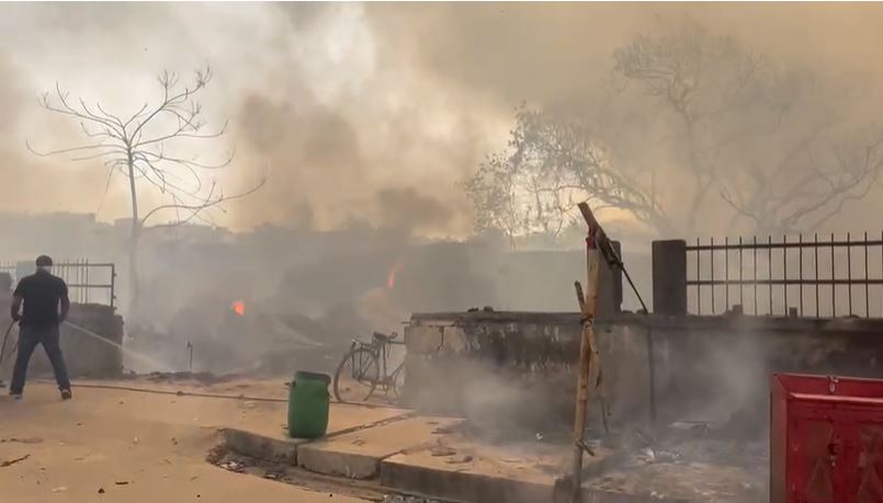 पटना के झोपरपट्टी में लगी भीषण आग, सबकुछ जलकर खाक 