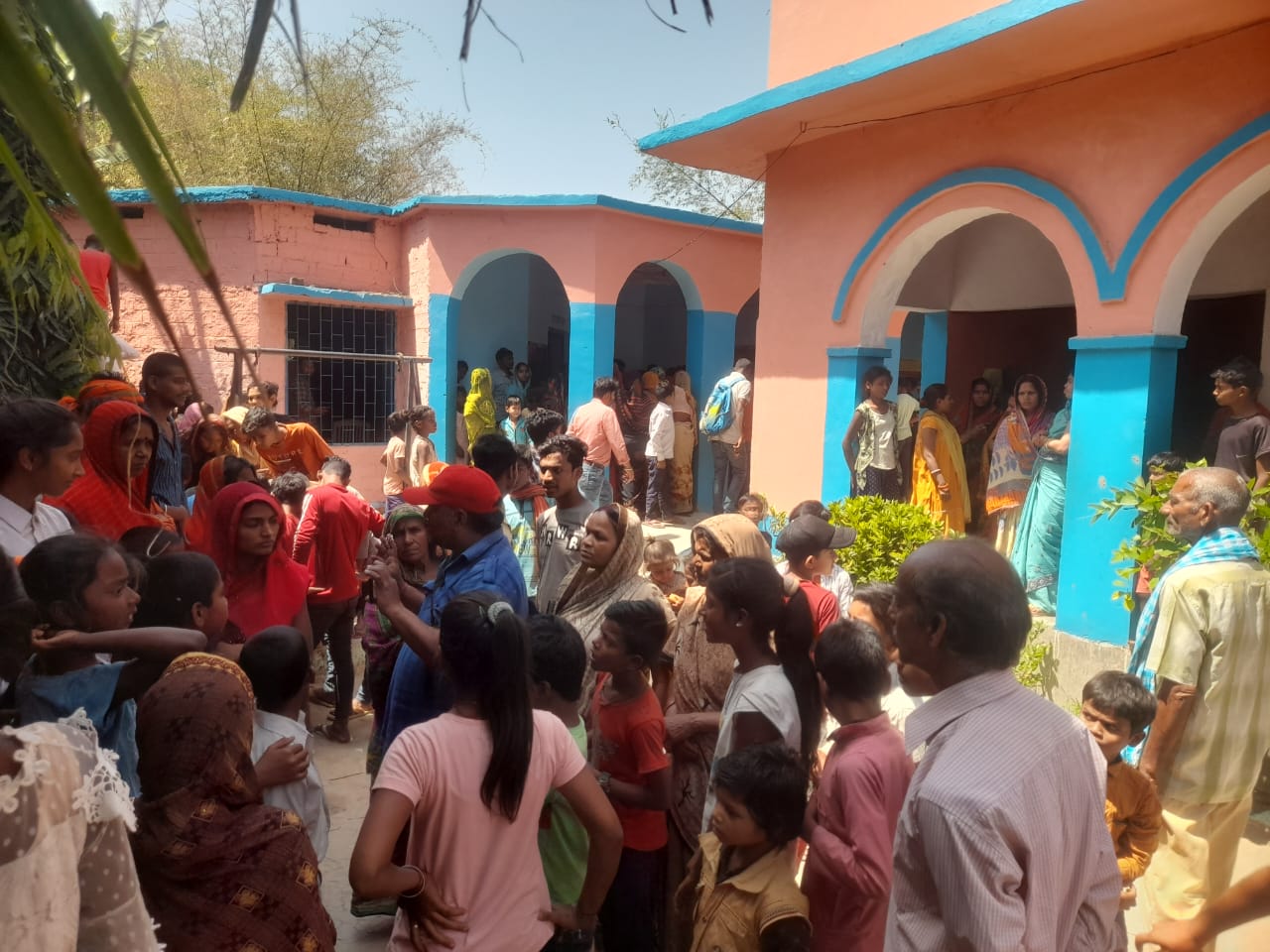 खगड़िया : MDM के खाने से 12 स्कूली बच्चे बीमार, परिजनों ने जमकर किया हंगामा